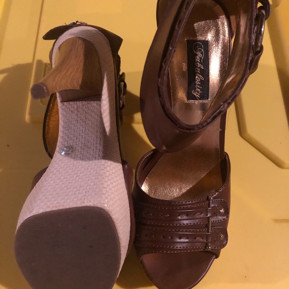 7.5 Brown heels with gold hardware - Picture 2 of 3